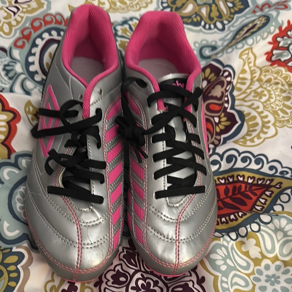 Umbro Silver and Pink Soccer Cleats